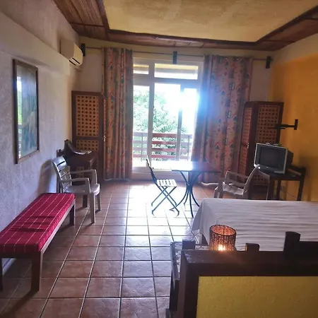 C Nous Guesthouse